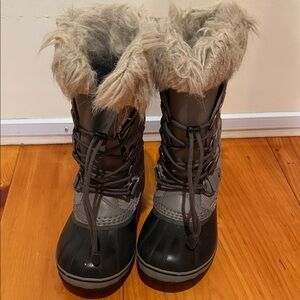 Girls size 2 Sorel Yoot Pac Fur Lined Winter Boots - Black and Gray